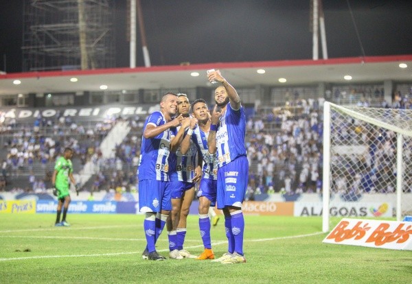 Foto: (Flickr Oficial CSA/Morgana Oliveira) - Marco Túlio até tirou uma selfie com os companheiros de CSA na comemoração de seu gol