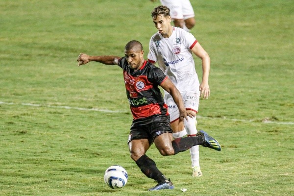 Foto: Paulo Paiva/AGIF -Felipinho jogador do Campinense durante partida contra o Náutico