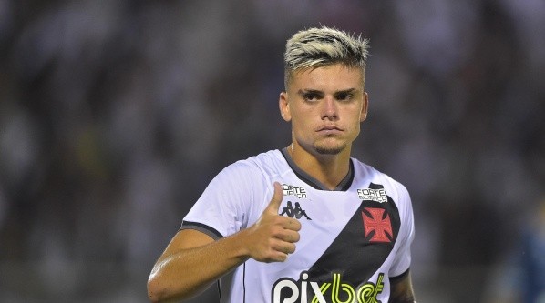 Gabriel Pec renovou contrato com o Vasco (Foto: Thiago Ribeiro/AGIF)