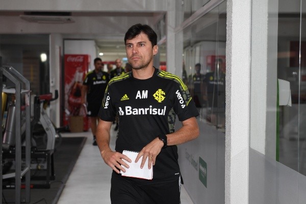 Medina: Ainda espera por reforços (Foto: Ricardo Duarte/Internacional)