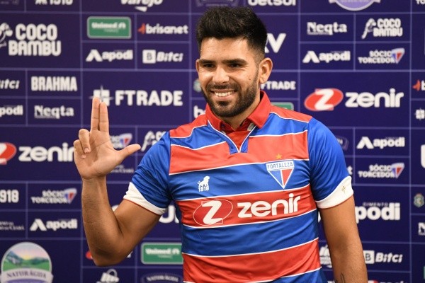 Foto: Kely Pereira/AGIF -Sílvio Romero em apresentação no Fortaleza