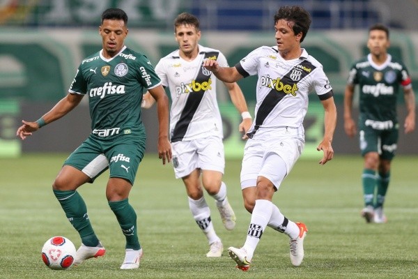 Foto: Marcello Zambrana/AGIF -Gabriel Menino jogador do Palmeiras disputa lance com jogador da Ponte Preta durante partida no estádio Arena Allianz Parque