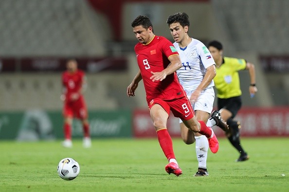 Foto: Neville Hopwood/Getty Images – Elkeson em ação pela China