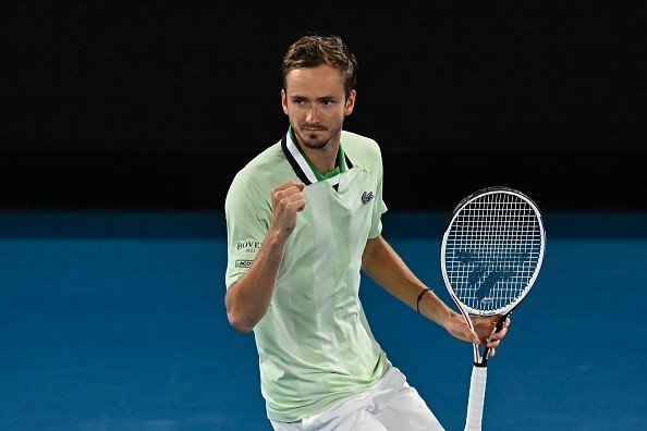 Medvedev chega como favorito para a decisão, segundo as casas de apostas. Créditos: Getty Images