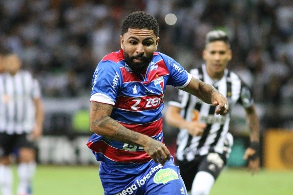 Foto: Fernando Moreno/AGIF – Romarinho em ação pelo Fortaleza