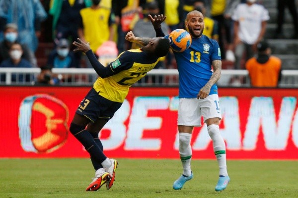 Pedro Vilela/Getty Images/ Daniel Alves fala em escassez de laterais na Seleção Brasileira e se coloca à disposição para a Copa do Mundo. 