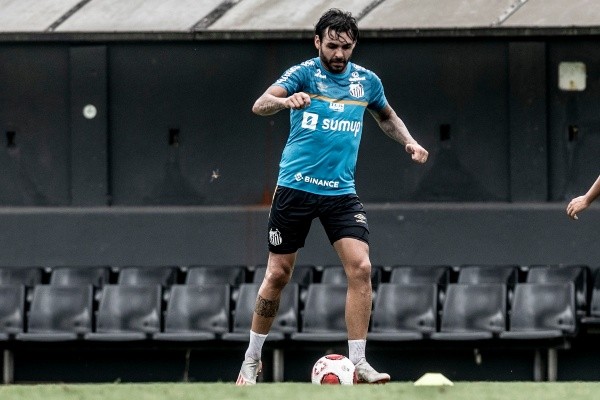 Foto: (Ivan Storti/Santos FC) - Ricardo Goulart vem treinando normalmente com o restante do elenco do Santos