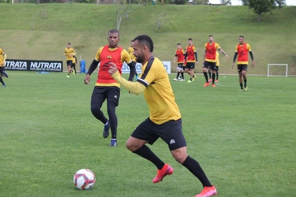 Celso da Luz/Assessoria de imprensa Criciúma E. C./ O lateralHélder fraturou o tornozelo e será desfalque no Tigre.