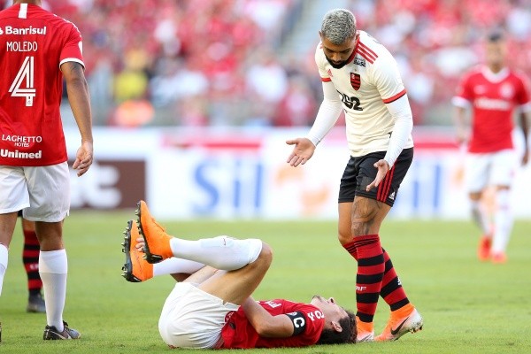 Foto: (Pedro H. Tesch/AGIF) - As frequentes lesões de Rodrigo Dourado têm atrapalhado seu futebol no Internacional