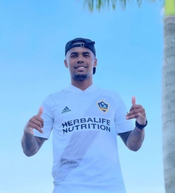 Foto: (Reprodução) - Douglas Costa teve uma foto vazada na internet vestindo a camisa do LA Galaxy, dos Estados Unidos