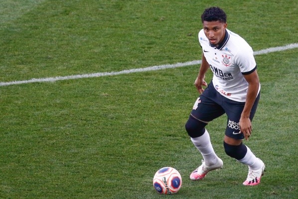 Éderson com a camisa do Corinthians (Foto: Marcello Zambrana/AGIF)