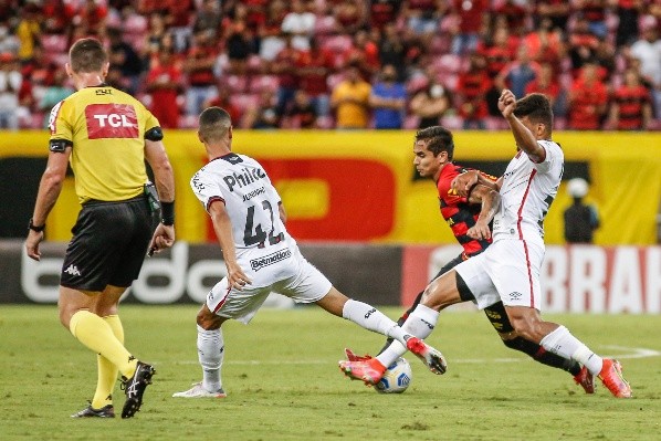 Foto: (Paulo Paiva/AGIF) - Everton Felipe quer recuperar o desempenho que apresentou no Sport na reta final da Série A 2021