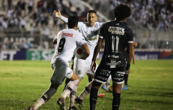 Foto: Rogério Capela/AGIF | Lucca marcou gol para a Ponte Preta no empate diante do Inter de Limeira