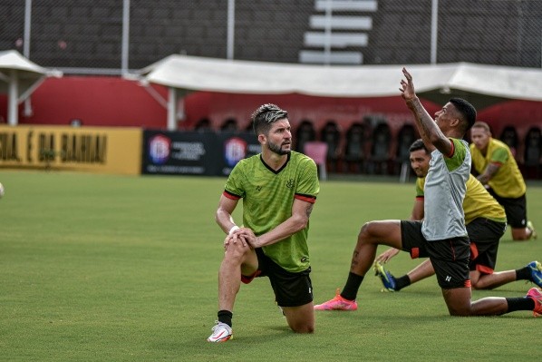 Foto: (Flickr Oficial Vitória/Pietro Carpi) - Gustavo Queiroz desperdiçou a cobrança de pênalti do Vitória no Ba-Vi
