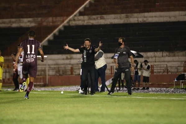 Foto: (Flickr Oficial Ferroviária/Tiago Pavini/Ferroviária SA) - O camisa 11 também fez questão de agradecer a Elano pela oportunidade como titular da Ferroviária