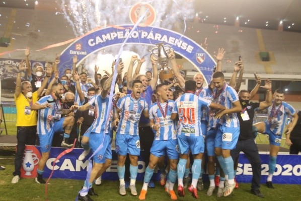 Foto: Fernando Torres/AGIF -Jogadores do Paysandu comemoram título de campeão após partida contra o Remo no estádio Mangueirão pela decisão do campeonato Paraense 2020.