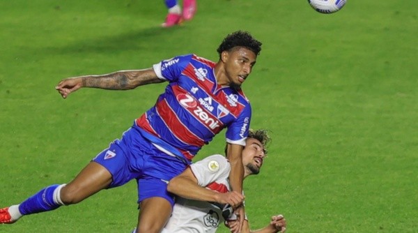 Éderson com a camisa do Fortaleza em 2021 (Foto: Marcello Zambrana/AGIF)