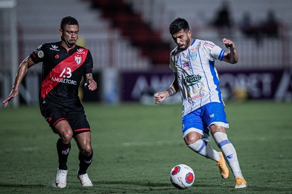 Foto: Heber Gomes/AGIF -Antônio Accioly em ação pelo Atlético-GO
