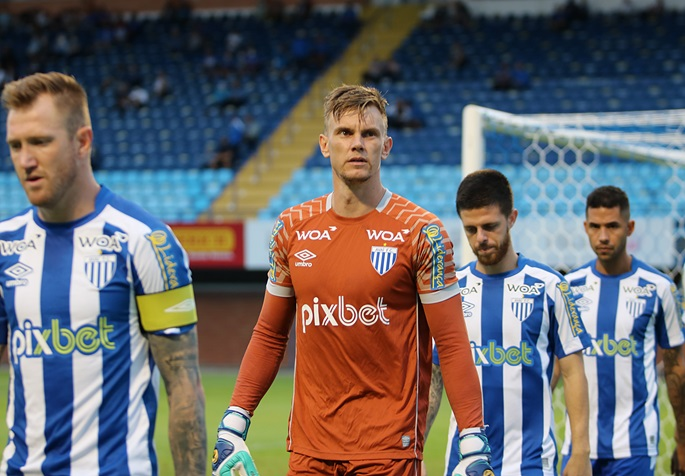 Douglas Friedrich durante cerimonial de entrega no gramado – Foto: Frederico Tadeu da Silva / Avaí F.C.