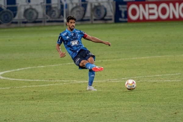 Foto: (Alessandra Torres/AGIF) - Na Série B 2020, Léo disputou 10 jogos pelo Cruzeiro e marcou um gol