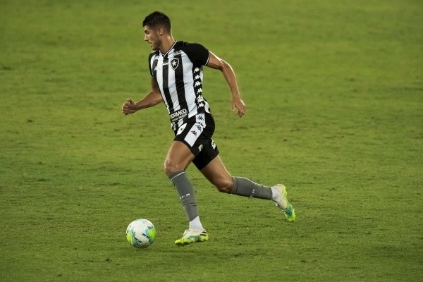 Foto: Jorge Rodrigues/AGIF – Pedro Raul em ação pelo Botafogo