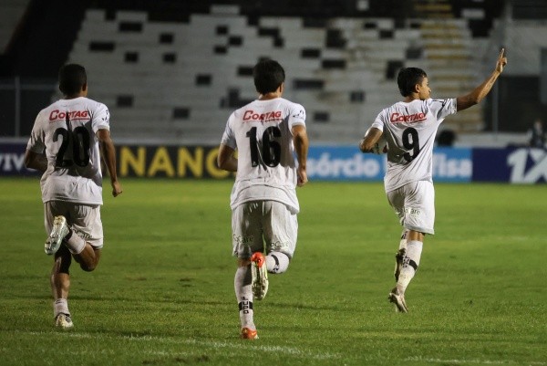Foto: Rogério Capela/AGIF – Lucca comemora seu gol pela Ponte Preta