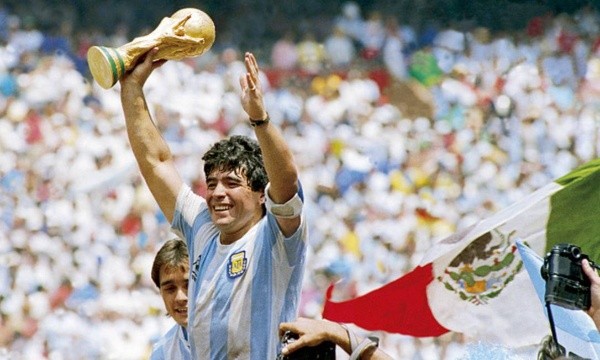 El Grafico / Getty Images/ Diego Maradona com a taça da Copa do Mundo de 1986. 