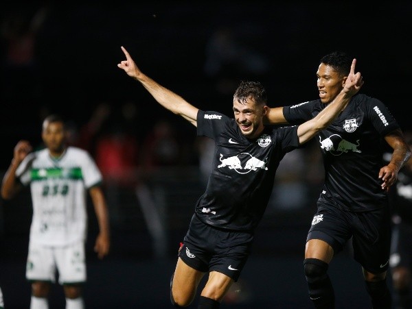 (Foto: Ari Ferreira/Red Bull Bragantino) Hyoran comemora momento com camisa do Bragantino