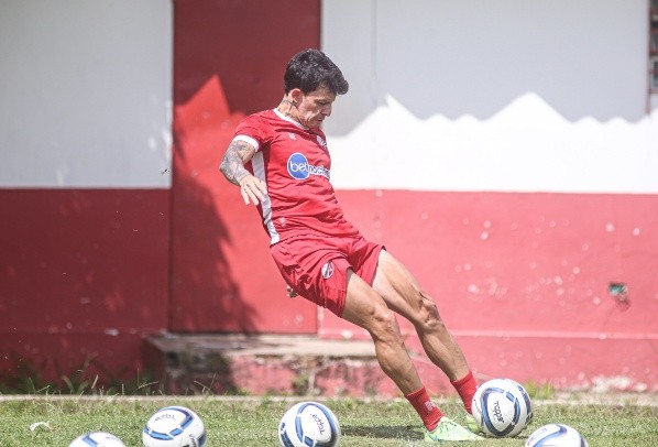 Foto: (Flickr Oficial Náutico/Tiago Caldas/CNC) - Jean Carlos vem treinando com o restante do elenco do Náutico