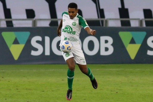 Foto: (Fernando Moreno/AGIF) - Hoje no Brusque, Fernandinho vestiu a camisa da Chapecoense entre 2020 a 2021
