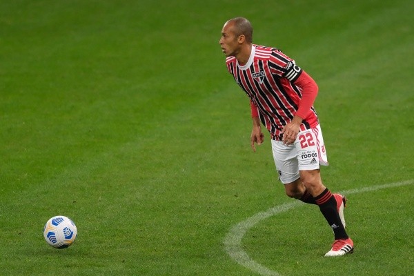 Miranda tem perdido a titularidade no São Paulo (Foto: Marcello Zambrana/AGIF)