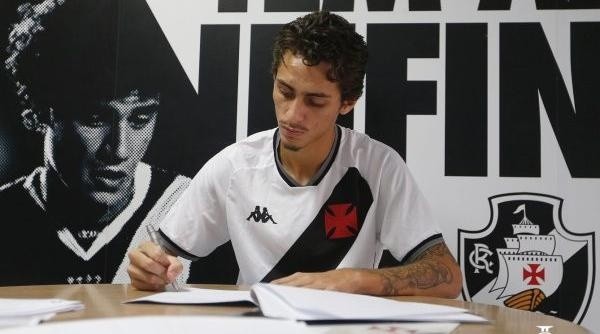 Foto: Rafael Ribeiro/Vasco/Divulgação - O volante renovou até 2024 com o Gigante da Colina