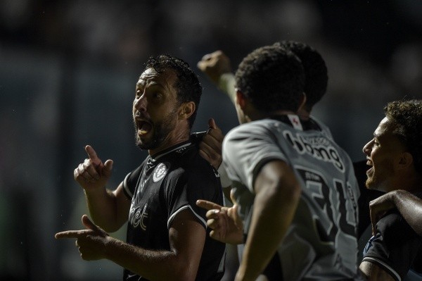 Thiago Ribeiro/AGIF. Nenê em comemoração de gol na partida contra o Nova Iguaçu.