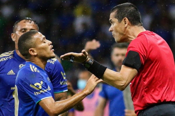 Foto: (Fernando Moreno/AGIF) - A arbitragem do Campeonato Mineiro foi alvo de críticas do Cruzeiro nesta semana
