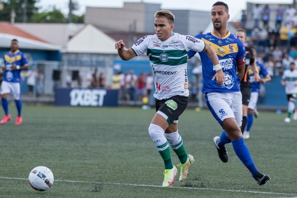 Foto: (Robson Mafra/AGIF) - Vinícius Ribeiro foi um dos que ganharam uma oportunidade no Coritiba