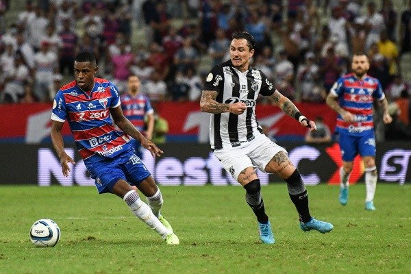 Foto: (Kely Pereira/AGIF) - Vina, um dos desfalques do Ceará no jogo passado, estreou na temporada 2022 no Clássico-Rei