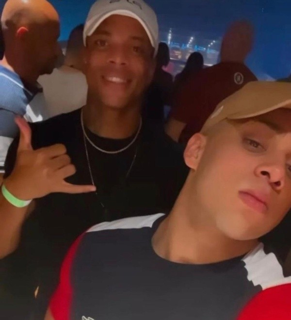 Foto: (Reprodução) - Caio Paulista, à esquerda, foi fotografado em uma balada, o que não caiu bem entre a torcida do Fluminense