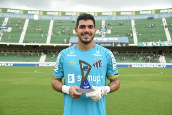 Foto: (Flickr Oficial Santos/Ivan Storti/Santos FC) - Após mais uma grande atuação no gol do Santos, João Paulo foi eleito o melhor da partida contra o Guarani