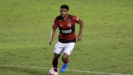 Thiago Ribeiro/Agif/ Bruno Viana em campo com a camisa do Flamengo. 