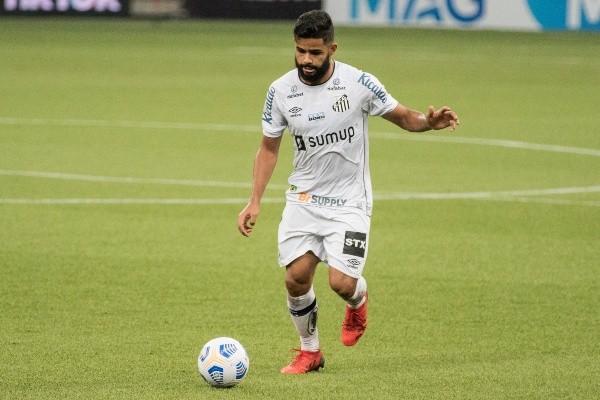 Robson Mafra/AGIF. Felipe Jonatan em partida pelo Peixe.