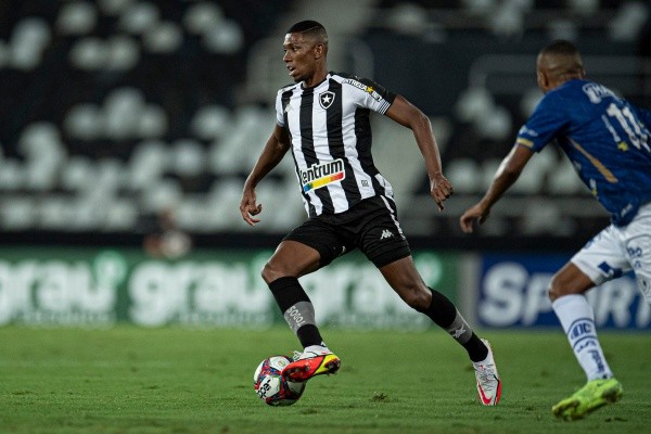 Foto: Jorge Rodrigues/AGIF | Kanu já atuou em 108 jogos com a camisa Alvinegra