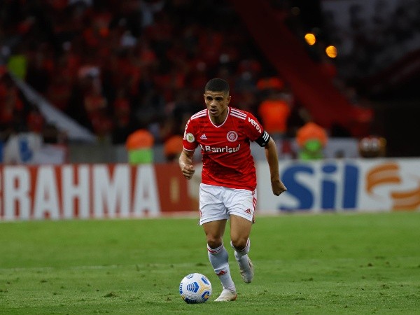 Foto: Maxi Franzoi/AGIF – Dirigente confirmou desconforto muscular do camisa 10 do Internacional