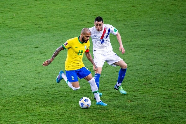 Foto: Alessandra Torres/AGIF – Daniel Alves em ação pela Seleção Brasileira