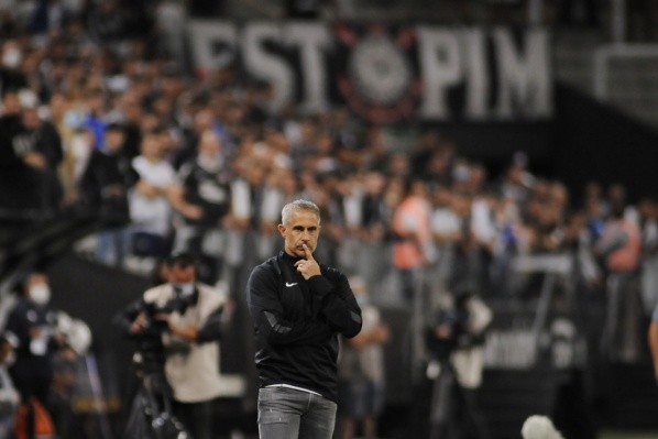 Foto: (Alan Morici/AGIF) - Sylvinho foi demitido do Corinthians após a derrota no clássico para o Santos, na última quarta (2)