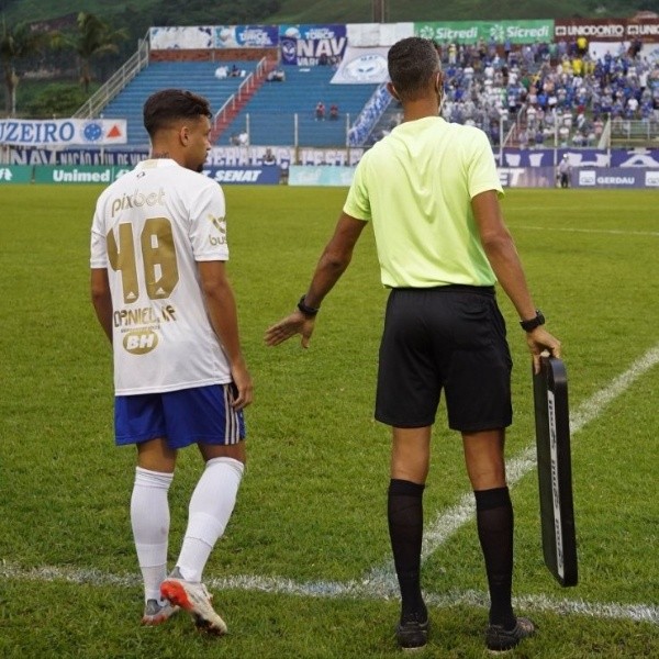 Foto: (Twitter Oficial Cruzeiro/Marco Ferraz/Divulgação) - Daniel Jr. saiu do banco de reservas para estrear pelos profissionais do Cruzeiro neste sábado (5)