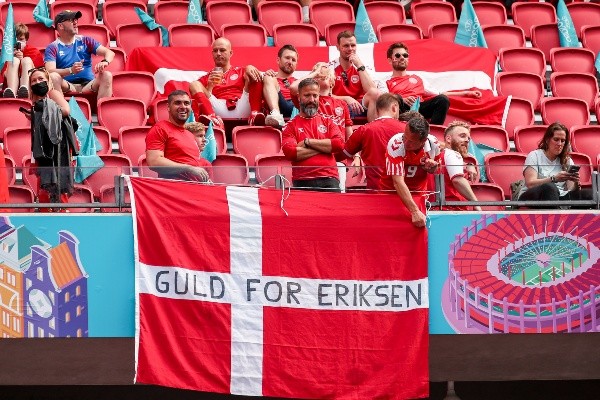 Foto: Marcel ter Bals/Agência BSR/Getty Images |  Torcedores da Dinamarca homenagearam Eriksen