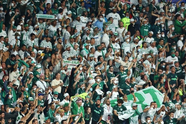 Foto: François Nel/Getty Images | A torcida palmeirense fez a festa nas arquibancadas e empurrou o Palmeiras Foto: François Nel/Getty Images | A torcida palmeirense fez a festa nas arquibancadas e empurrou o Palmeiras