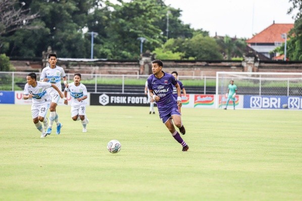 Atacante Taylor em ação no Persita (Foto: Persita)