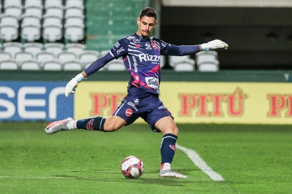 Foto: (Robson Mafra/AGIF) - Georgemy é o titular absoluto no gol do Vila