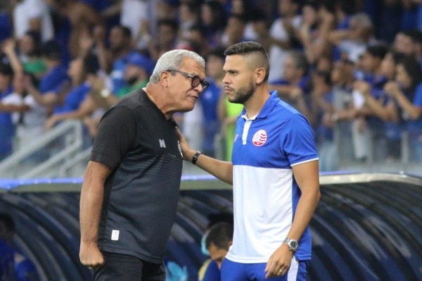 Fernando Moreno/AGIF/ Hélio dos Anjos durante partida do Náutico. 